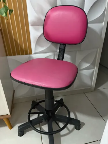 Cadeira Rosa Giratória com Regulagem de Altura e Apoio para os Pés