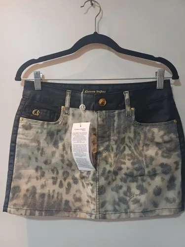 Mini saia Carmen Steffens nova, animal print e preto com bolsos.