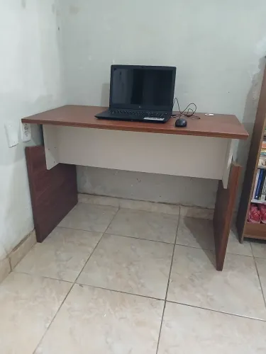 Mesa de escritorio (escrivaninha)