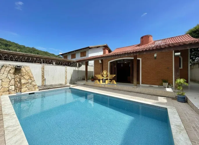 Casa com piscina, lareira e espaço gourmet no Jardim Pernambuco, próxima à Praia de Pernam