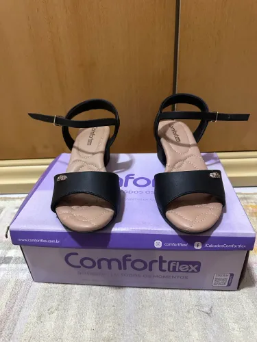 Sandália preta confortflex N36
