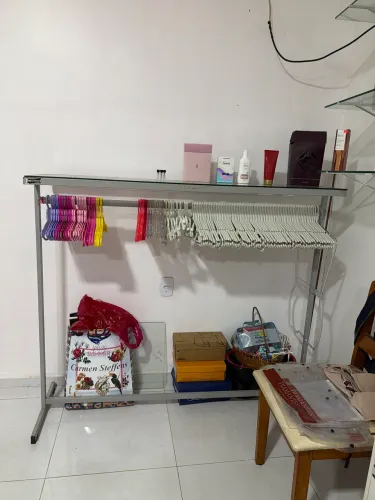 Esposotor com base de vidro