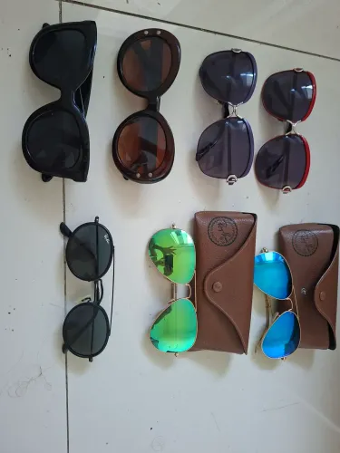 Sete Óculos de sol, sendo três RAY-BAN.