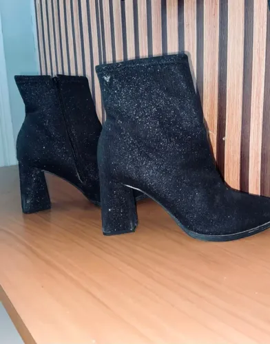 Bota cano baixo brilhosa