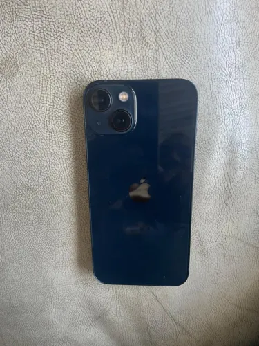 iPhone 13 azul escuro com 92% de vida da bateria