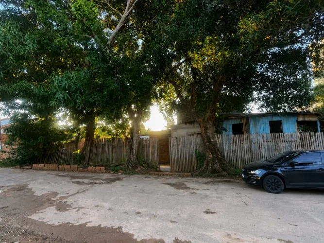 Vende se um terreno