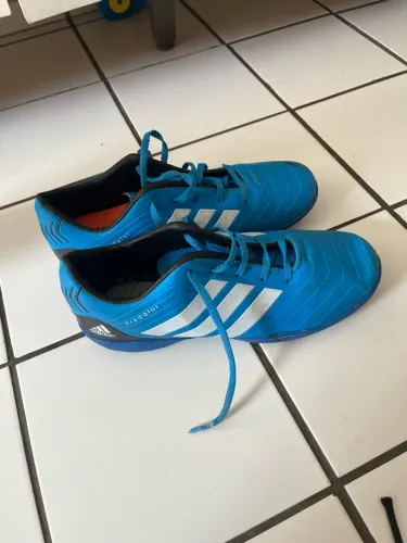 Chuteira adidas 