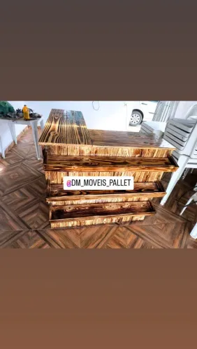 Balcão caixa com expositores de pallet 