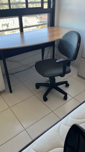 Mesa de escritorio e cadeira giratória 