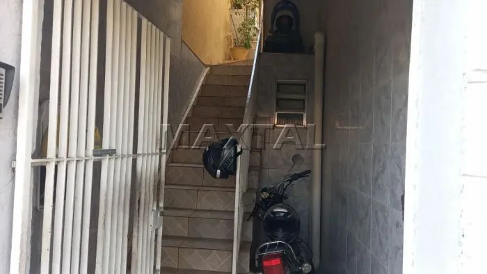 Casa com 200m², sendo 1 casa de frente, 2 fundos, 2 espaços de comércio, área de serviços