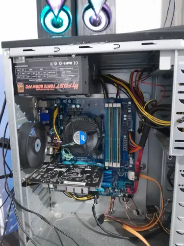 Cpu xeon e3 1270,placa z77m-d3h,gt630 2gb e 4GB ram  ssd 240gb 