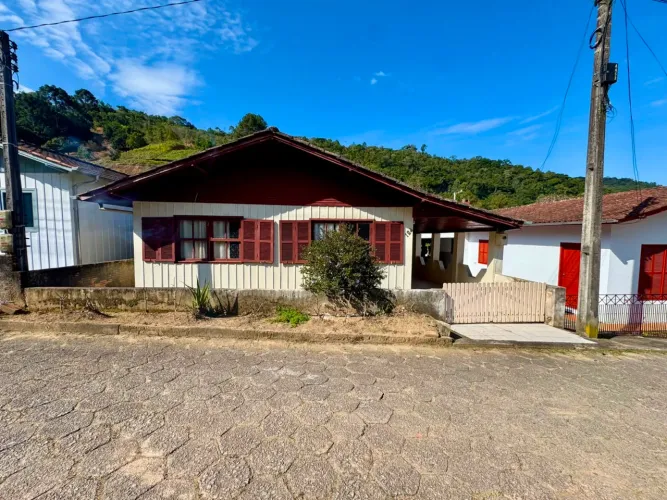 Vendo casa com escritura pública no centro de Anitapolis