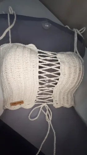 Cropped de Crochê Branco Detalhes em Relevo Amarração Frente