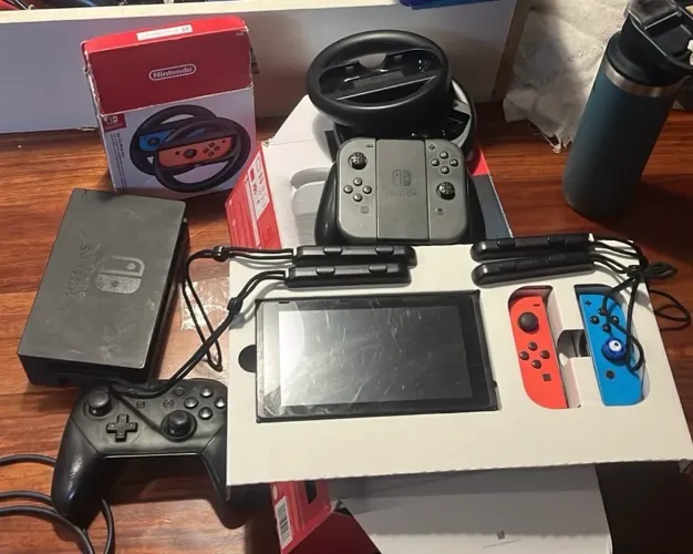 Nintendo Switch V1 Desbloqueável + Pro Controller + Mario Kart 8 + Volantes