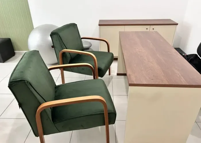 2 Poltronas pés de madeira maciça 