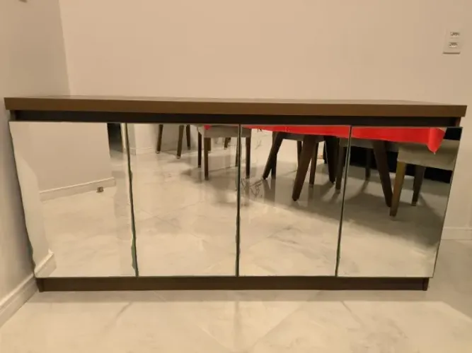 Balcão/buffet com espelho com 4 portas