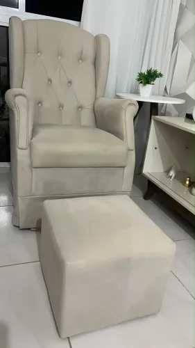 Poltrona de amamentação com puff