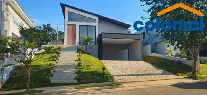 CASA TÉRREA EM CONDOMÍNIO FECHADO, NOVÍSSIMA, COM 3 DORMITÓRIOS SENDO 1 SUÍTE, COM 4 VAGAS