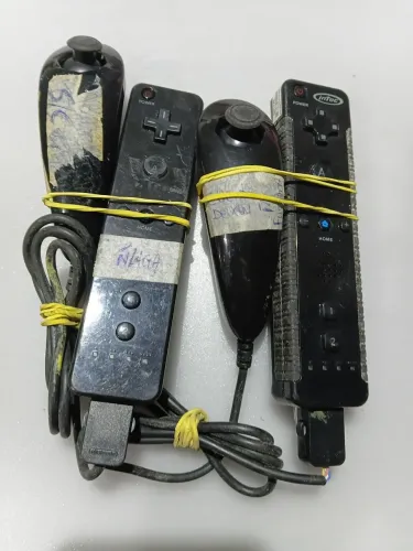 2 Controles Wii (1 Original + 1 Genérico) + 2 Nunchuks - Não Ligam / Para Peças