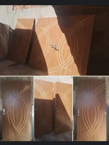 Portas de madeira com fechaduras R$160,00 cada sao 4 unidades