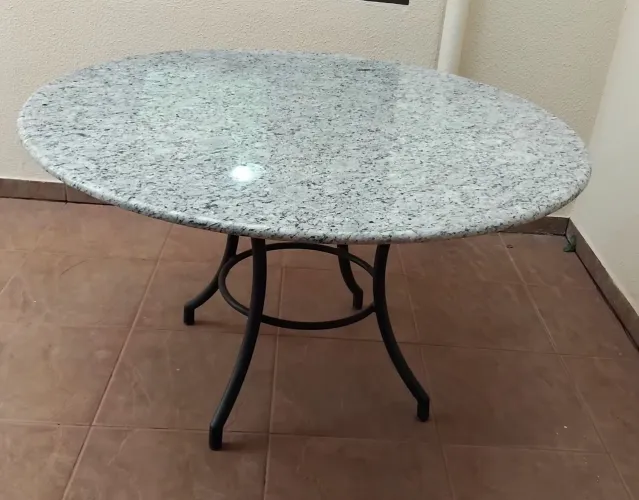 Mesa de ferro e mármore
