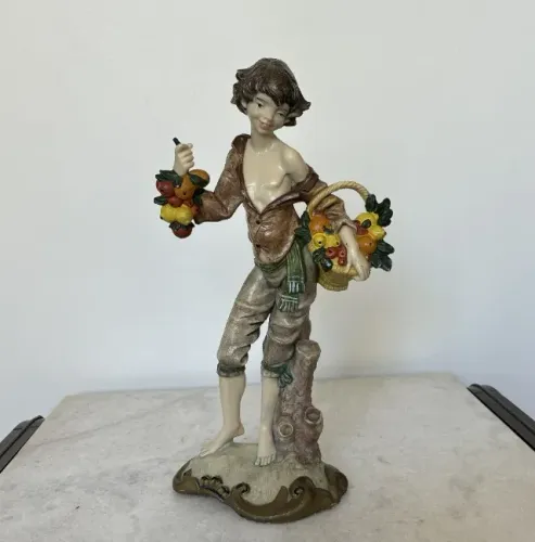 Lindo e Alto Bibelô Vintage "Menino das Frutas" de Resina para Colecionadores