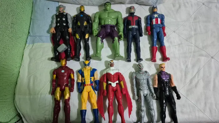 Vendo bonecos Marvel