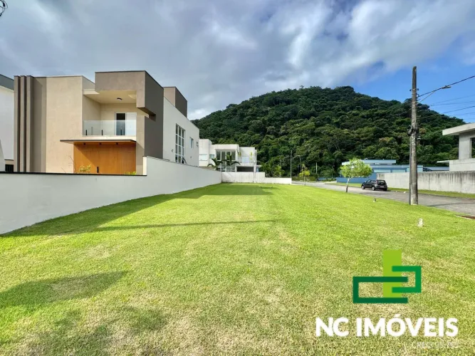 Lote de Esquina à Venda no Condomínio Costa Nova  Caraguatatuba.