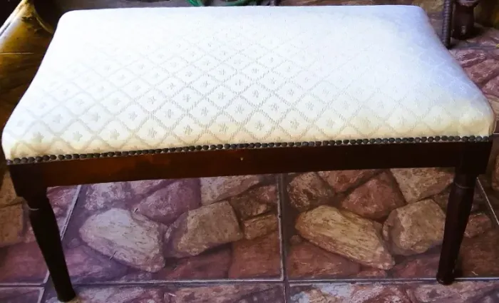 Antiga grande banqueta clássica estofamento tecido lavável tacheado pernas retas bauladas