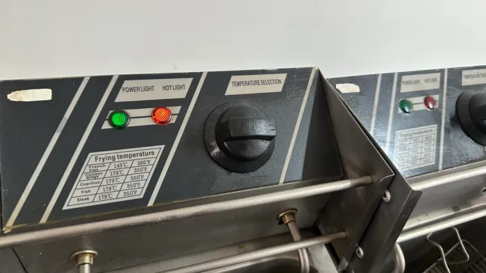 Fritadeira elétrica inox 220V - Duas cubas 