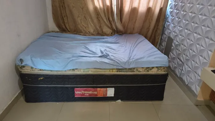 Vendo box casal Queen com colchão