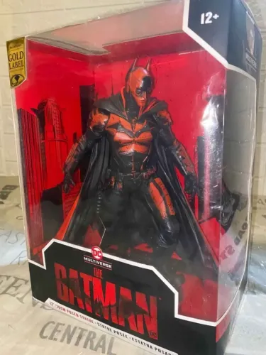 Estátua posada BATMAN MOVIE (Gold Label Exclusive)
