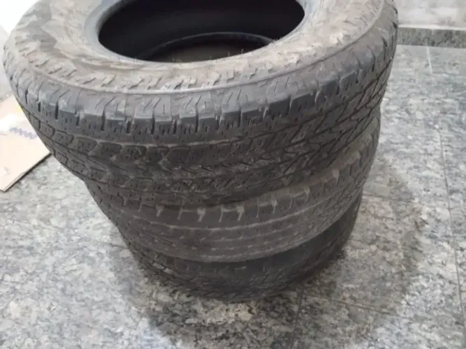 (Cód 033) Três Pneus Bridestone aro 17 Semi Novos (rasgou um e sobrou esses 3)