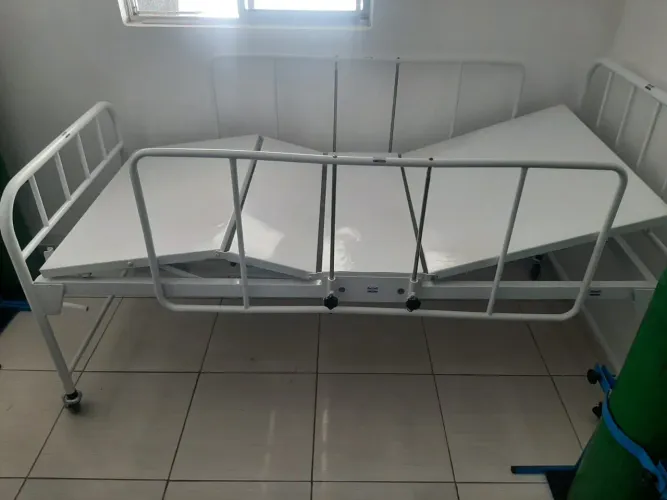 Cama hospitalar 02 manivelas excelente estado