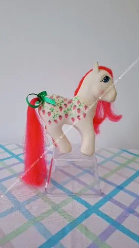 Pônei antigo HASBRO morangos "sugarberry"  anos 80 