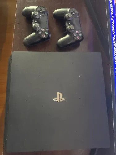 PS4 Sony 1TB (CUH-7015B) com 2 controles
