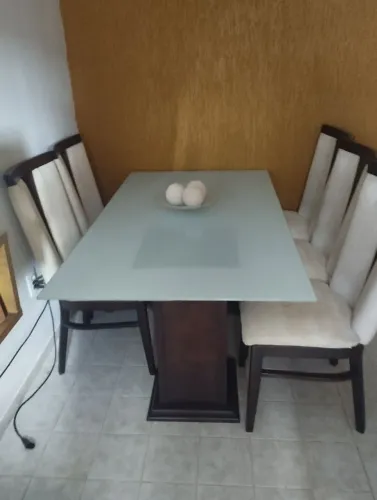 Mesa com 6 cadeiras 