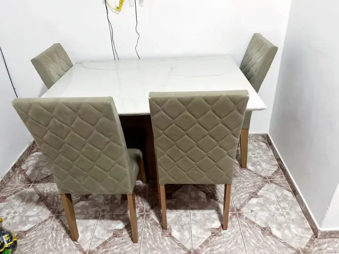 Mesa com 4 cadeiras