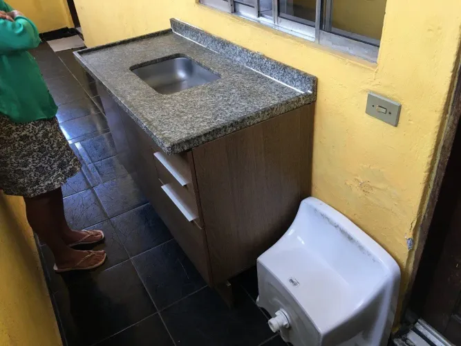 Vendo pia com gabinete e um tanquinho