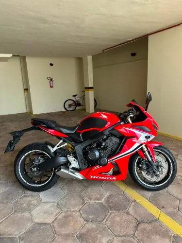 Honda CBR 650 R vermelha Ano 2021, moto em estado de zero