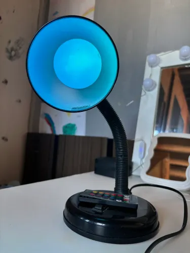 Luminária com luz de led que muda de cor