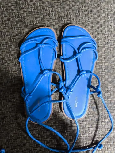 Lotes com sandália via mia n.39, prancha para cabelo e Roupas tamanho M e G