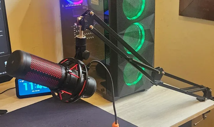 Microfone HyperX QuadCast + Braço Articulado