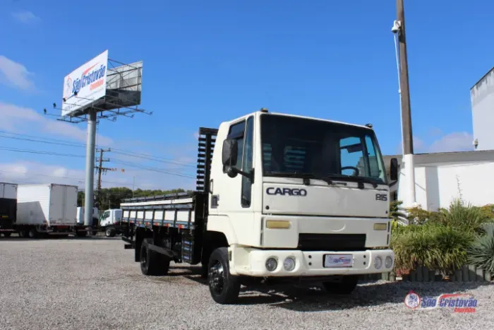 Ford cargo 815 com carroceria