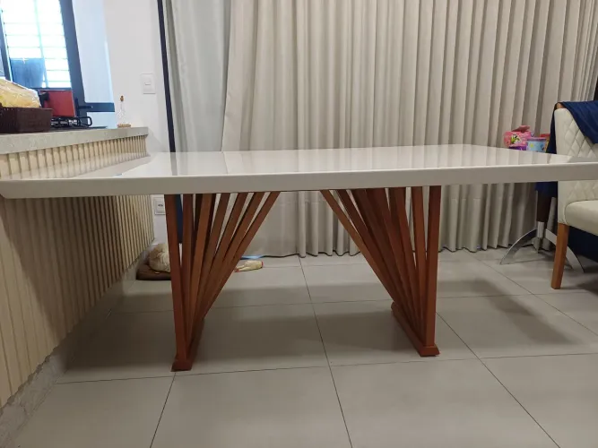 Mesa de Jantar pé ripado em laca com vidro
