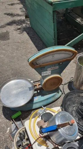 Vende balança antiga funcionando só precisa dar uma pintura