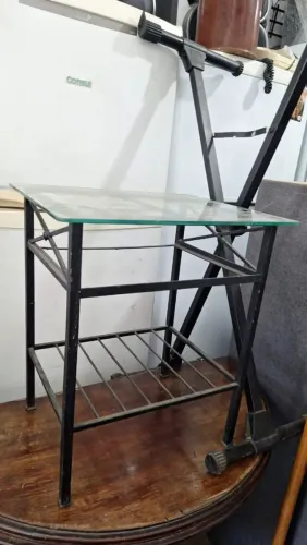 Mesinha de ferro com tampo de vidro em bom estado.