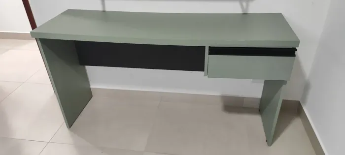 Escrivaninha Mesa para Escritório/Home Office 1,50m - Excelente Estado | R$ 250