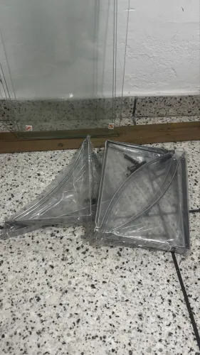 Prateleiras de vidro nunca usadas