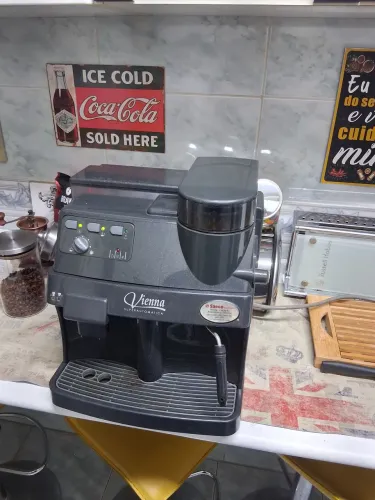 Cafeteira expresso automática Saeco Viena precisa revisão 